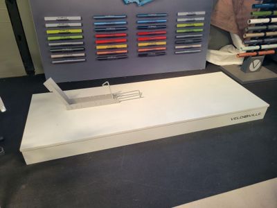 un présentoir de téléphones portables dans un magasin
