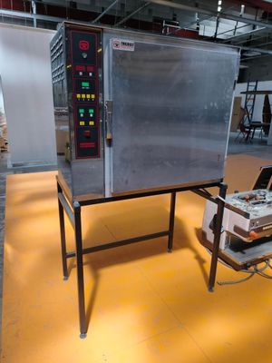 une machine posée sur une table dans une pièce