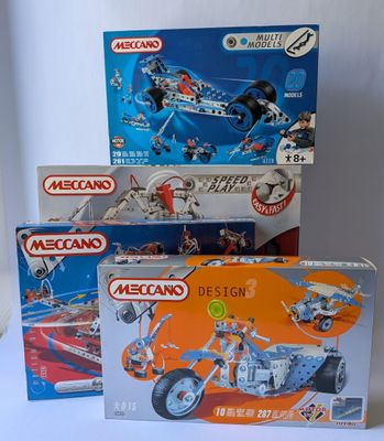 trois boîtes de legos de tailles et de motifs différents