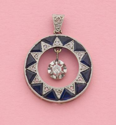 un pendentif en diamant et saphir sur fond rose