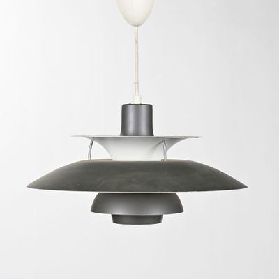 une suspension en noir et blanc suspendue au plafond