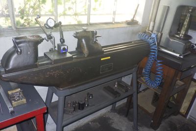 une machine posée sur une table dans une pièce