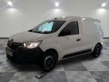 la camionnette blanche est garée sur le sol en damier d'une pièce