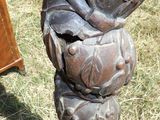 une statue représentant un ours assis sur une table