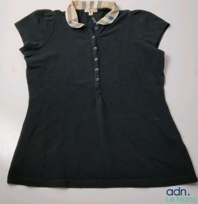 un gros plan sur une chemise noire à col à carreaux