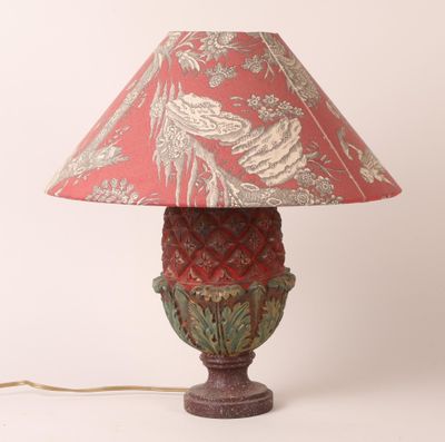 une lampe surmontée d'un abat-jour rouge