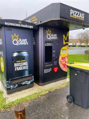 deux distributeurs automatiques au bord de la route