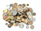 une pile de pièces de monnaie sur une surface blanche