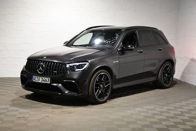 Le SUV Mercedes GLE est garé dans un garage