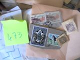 une pile de vieux timbres et un post-it posés sur une table