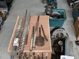 un grand nombre d'outils posés sur le sol