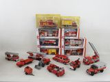 beaucoup de camions de pompiers miniatures posés sur la table
