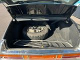 le coffre ouvert d'une voiture contenant un pneu