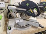 quatre scies circulaires posées sur une table dans un atelier