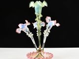 un vase en verre contenant des fleurs, posé sur une table