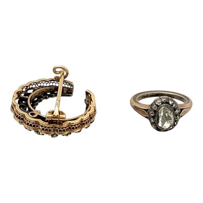 On voit deux bagues : l'une sertie d'un diamant et l'autre en or.