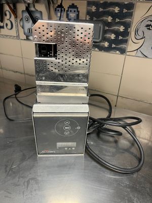 l'image d'une machine posée sur un comptoir