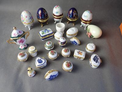 many different types of porcelain objects on the table