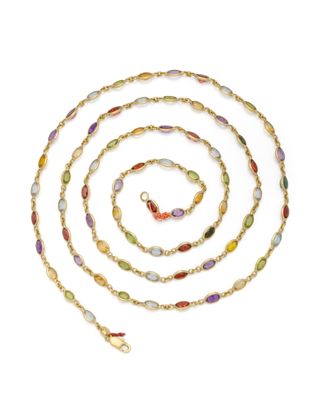 un ensemble composé d'un collier et d'un bracelet multicolores sur fond blanc