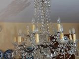 un lustre suspendu au plafond d'une pièce