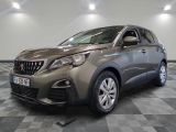 la voiture grise est garée sur un sol en damier dans le garage