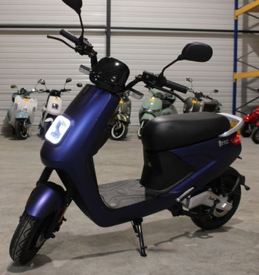 un scooter bleu garé dans un garage