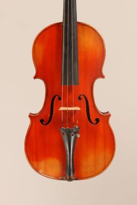 un vieux violon dont l'archet pend au niveau du manche