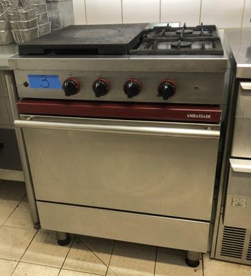 une cuisinière et un four en acier inoxydable dans une cuisine