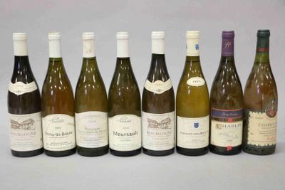 six bouteilles de vin sont alignées sur une table