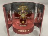 une photo d'un flacon de parfum Boudour dans une vitrine
