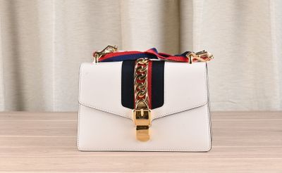GUCCI Sac Sylvie en cuir blanc, bande web marine/ rouge sous… - Photo 1