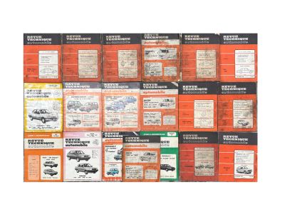 de nombreuses brochures anciennes sur les voitures qui sont exposées