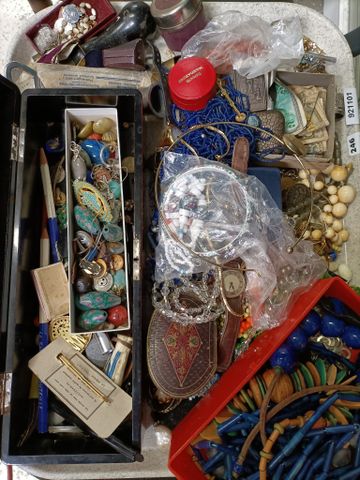 Important lot de bijoux fantaisie et divers