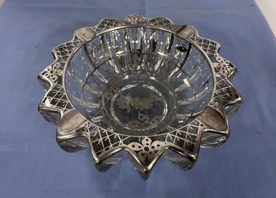 une assiette en argent ornée d'un motif en forme d'étoile