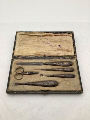 Nécessaire à ongle Manche en argent gaufré.