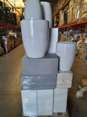 de nombreux vases empilés les uns sur les autres dans un entrepôt