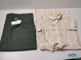 un pantalon kaki pour homme et une chemise posés sur une table