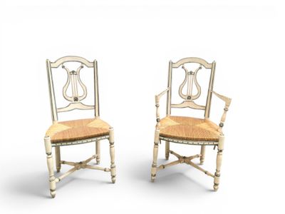 paire de chaises anciennes avec des dossiers en forme de harpe sur fond blanc