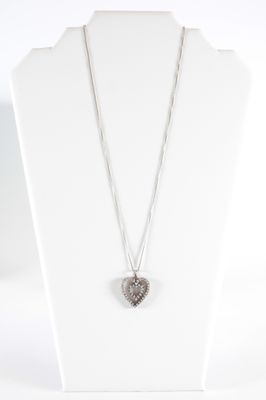 un collier avec un mannequin blanc orné d'un pendentif en forme de cœur