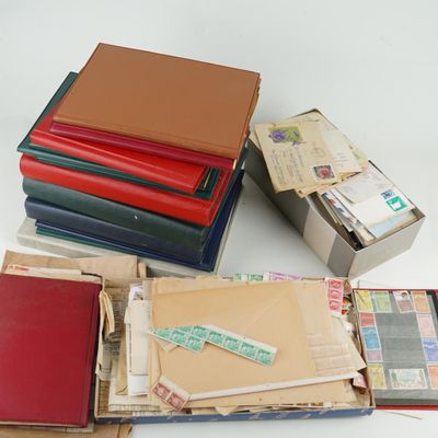 de nombreux types de livres empilés les uns sur les autres