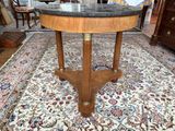 une petite table avec un plateau en marbre posée sur un tapis