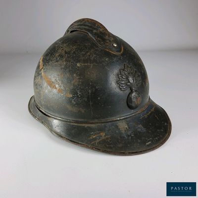 un casque posé sur une surface blanche