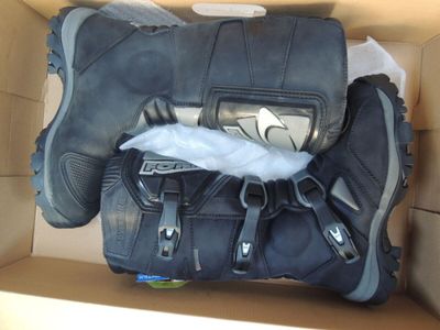 une boîte contenant une paire de bottes et une paire de chaussures