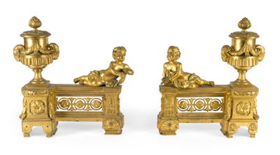 paire de figurines anciennes en bronze représentant un garçon et une fille assis sur un banc