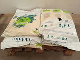 deux sacs de nourriture posés sur une palette dans une pièce