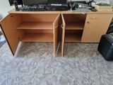 un bureau sur lequel sont posés un ordinateur et un ordinateur portable