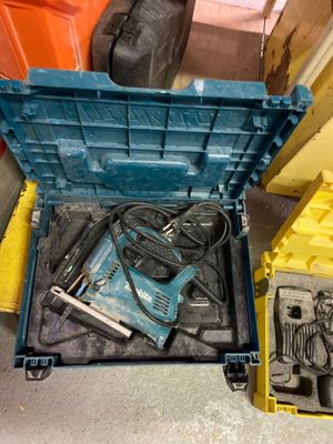 une boîte bleue avec des outils à l'intérieur sur le sol