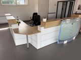 une photo d'un bureau contenant beaucoup de mobilier