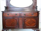 une commode en bois surmontée d'un miroir