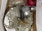 une boîte contenant tout un tas d'objets en argent
